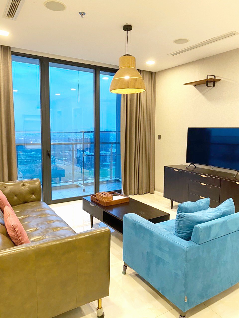 Cho thuê căn hộ 3PN Vinhomes Golden River BaSon 123m2 nội thất sang trọng view thoáng giá tốt nhất
