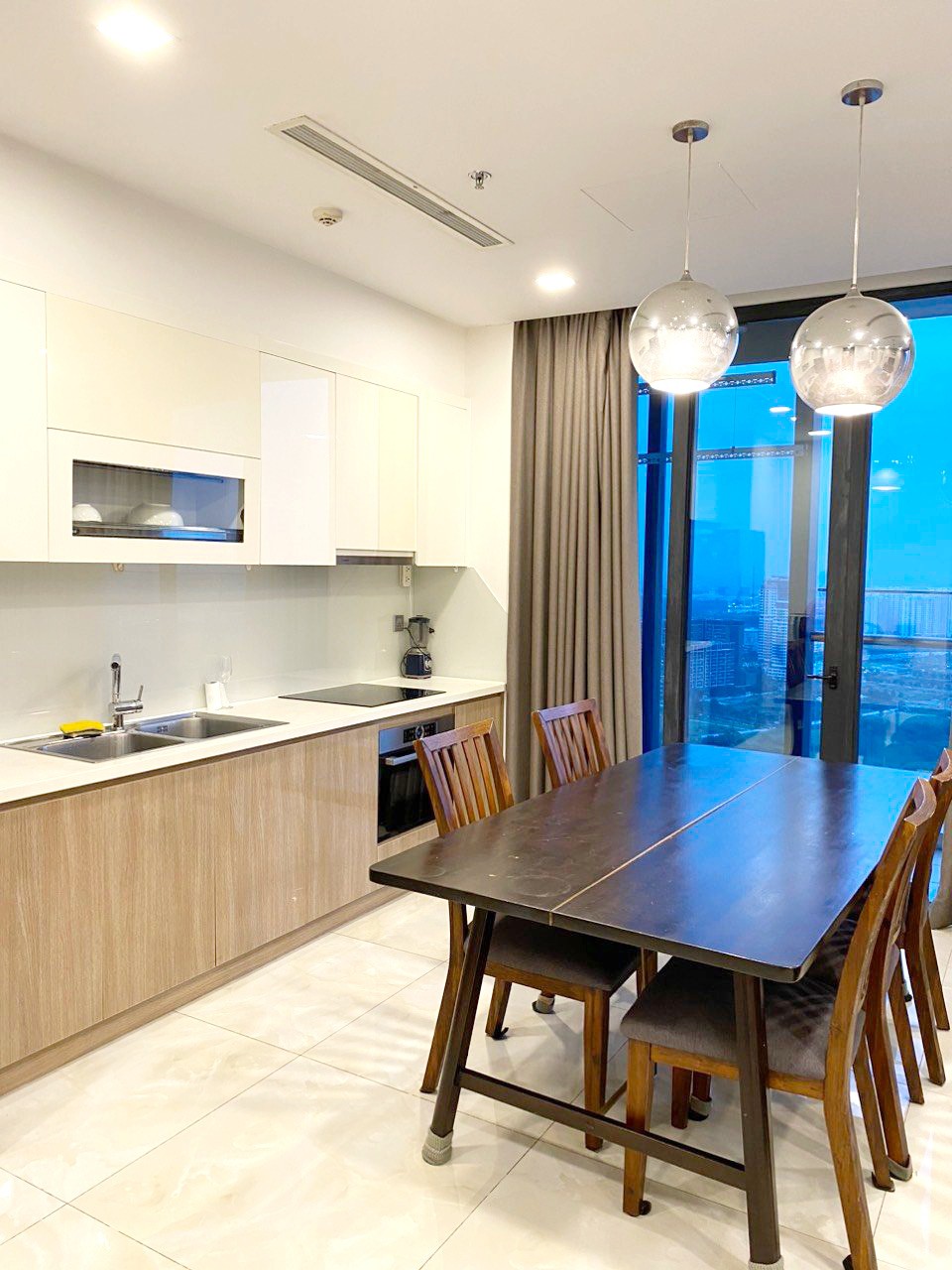 Cho thuê căn hộ 3PN Vinhomes Golden River BaSon 123m2 nội thất sang trọng view thoáng giá tốt nhất