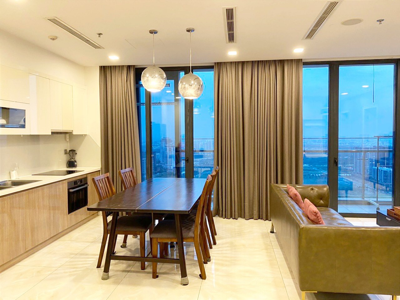 Cho thuê căn hộ 3PN Vinhomes Golden River BaSon 123m2 nội thất sang trọng view thoáng giá tốt nhất