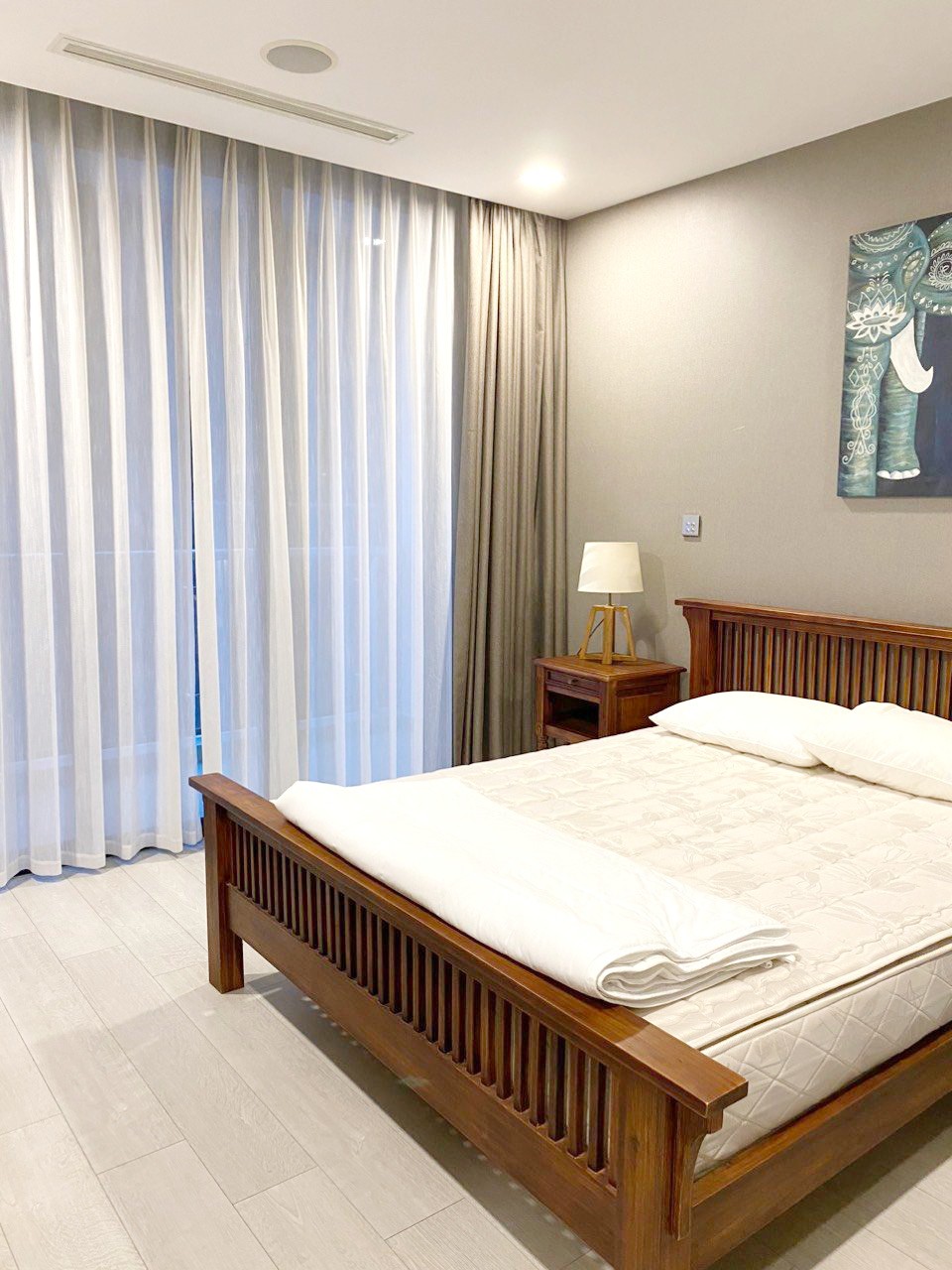 Cho thuê căn hộ 3PN Vinhomes Golden River BaSon 123m2 nội thất sang trọng view thoáng giá tốt nhất