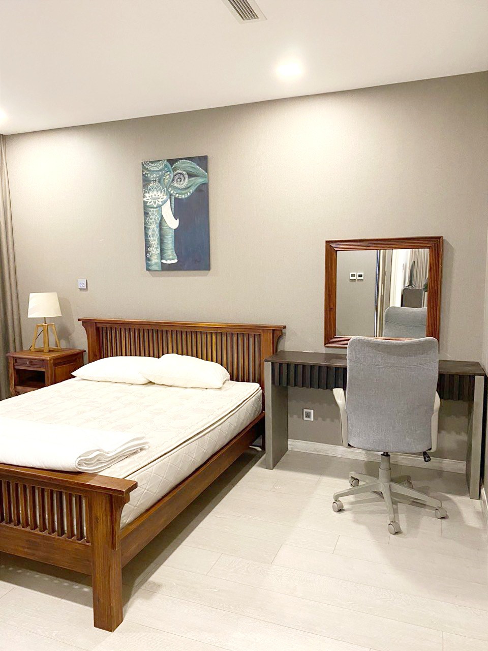 Cho thuê căn hộ 3PN Vinhomes Golden River BaSon 123m2 nội thất sang trọng view thoáng giá tốt nhất