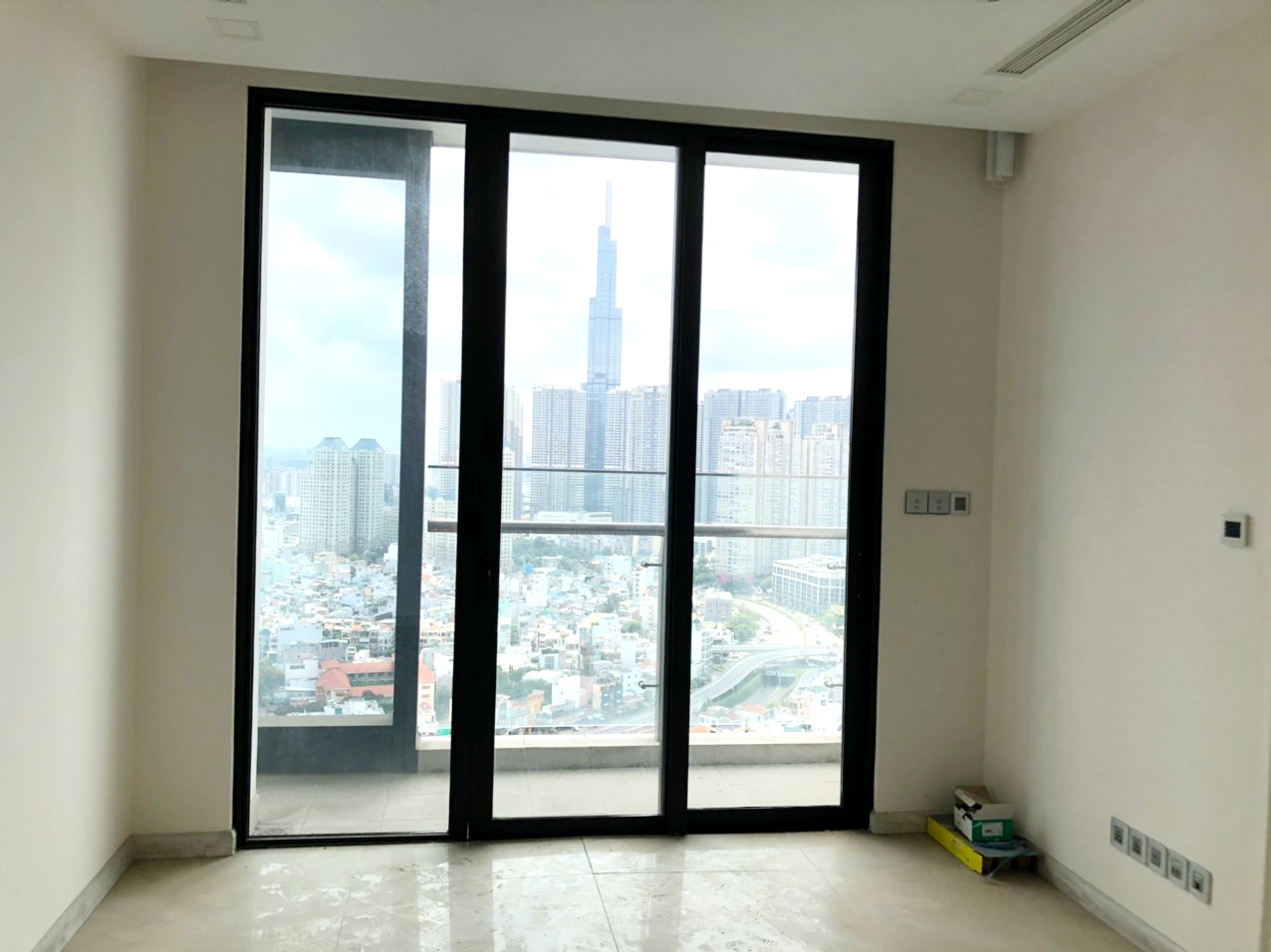 Cần cho thuê căn hộ 2PN Vinhomes Golden River Ba Son 72m2 NTCB view thoáng