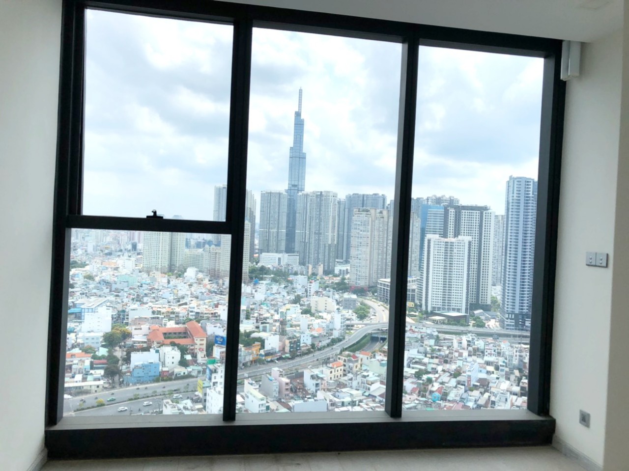 Cần cho thuê căn hộ 2PN Vinhomes Golden River Ba Son 72m2 NTCB view thoáng
