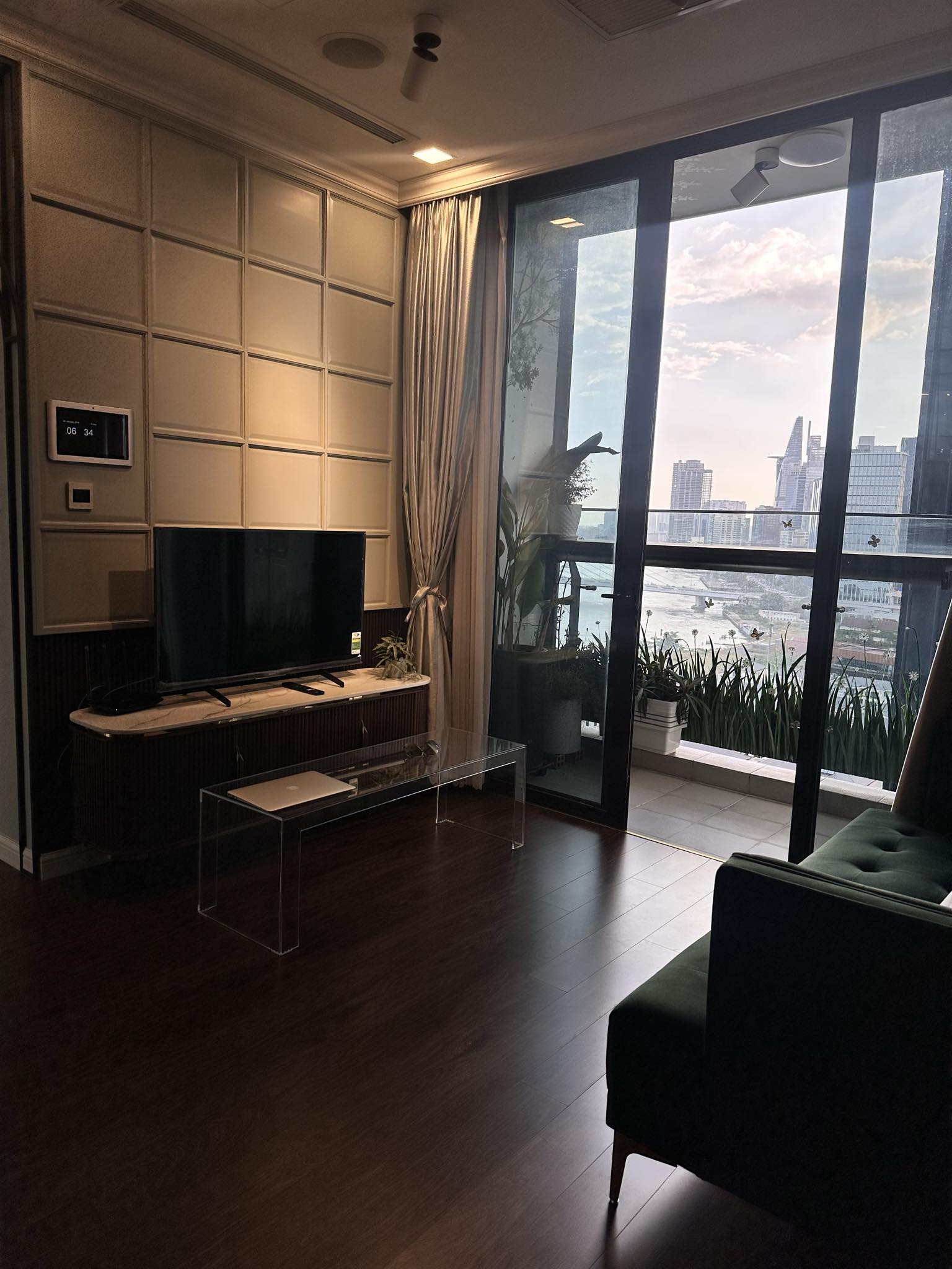 Cho thuê căn hộ 2PN 74m2 Vinhomes Golden River Ba Son Q1. view sông view Bitexco.