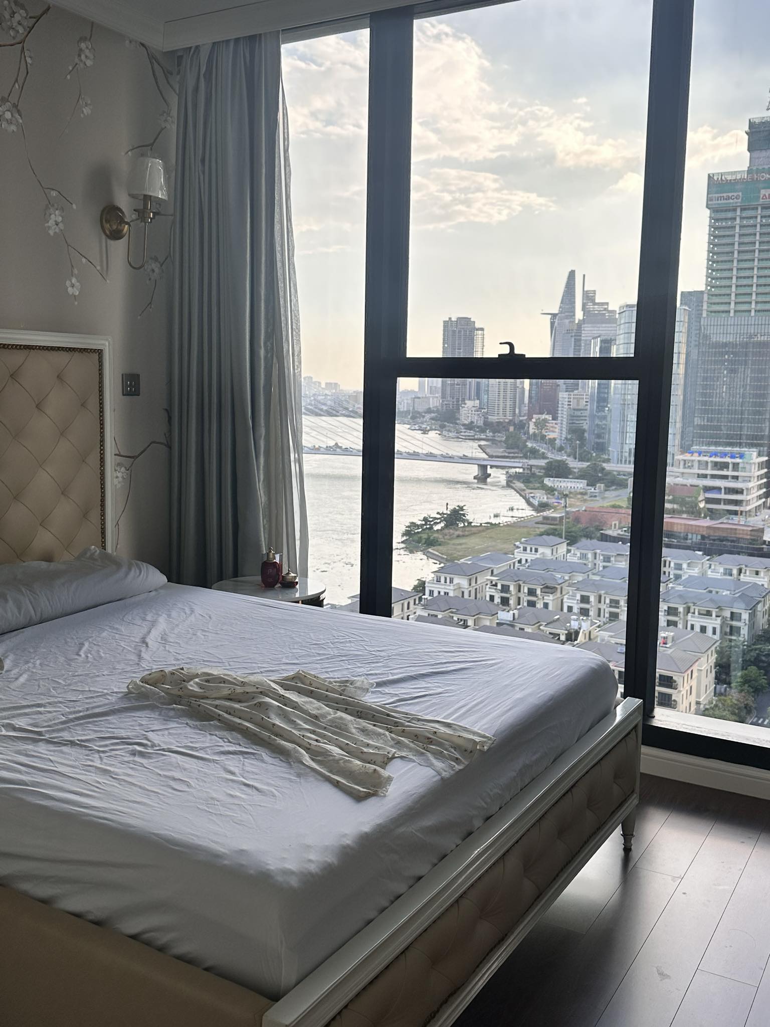 Cho thuê căn hộ 2PN 74m2 Vinhomes Golden River Ba Son Q1. view sông view Bitexco.