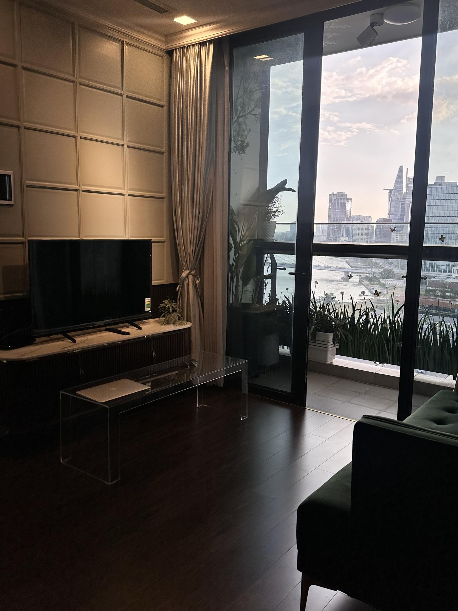 Cho thuê căn hộ 2PN 74m2 Vinhomes Golden River Ba Son Q1. view sông view Bitexco.