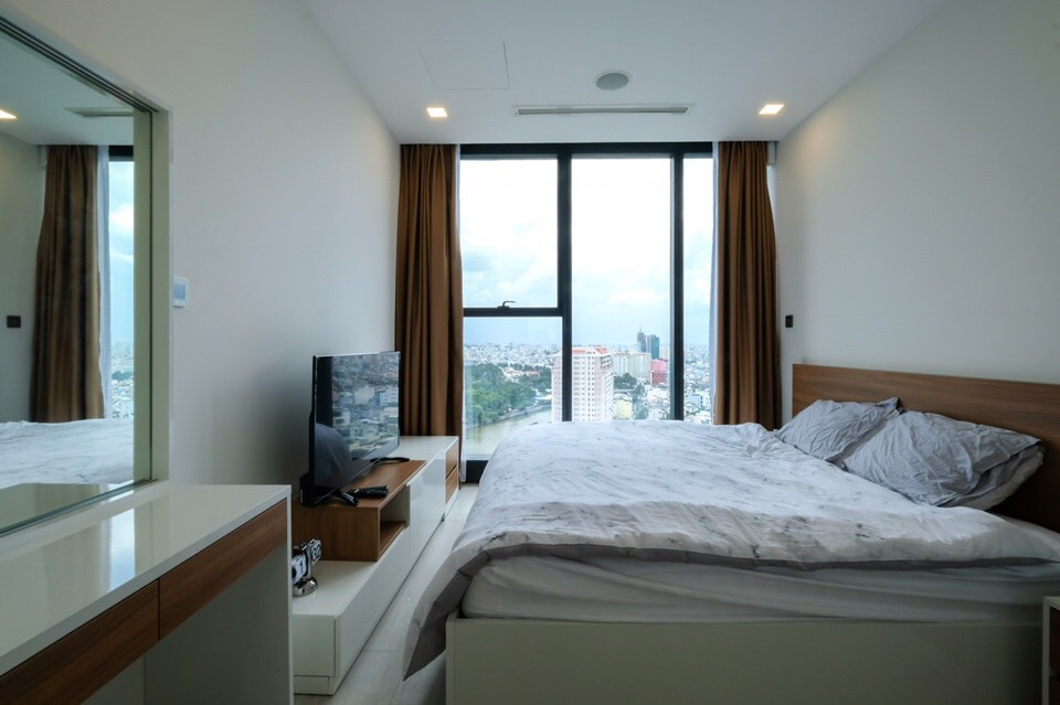 Bán Căn Hộ Vinhomes Golden River 2 Phòng Ngủ 80M2 Vòng Cung View Sông, View Landmark Giá Bán 13,3 tỷ bao hết