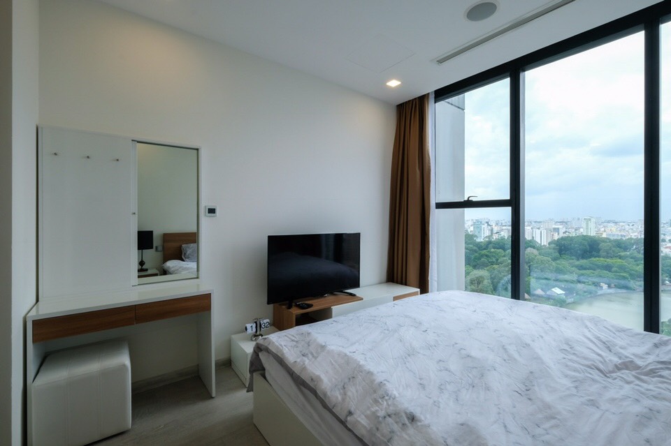 Bán Căn Hộ Vinhomes Golden River 2 Phòng Ngủ 80M2 Vòng Cung View Sông, View Landmark Giá Bán 13,3 tỷ bao hết