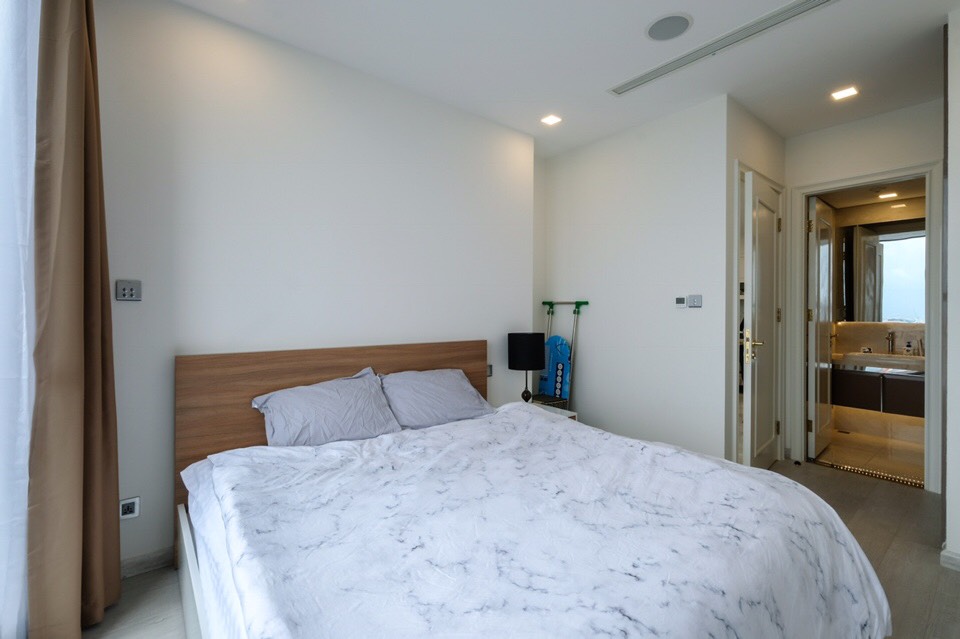 Bán Căn Hộ Vinhomes Golden River 2 Phòng Ngủ 80M2 Vòng Cung View Sông, View Landmark Giá Bán 13,3 tỷ bao hết