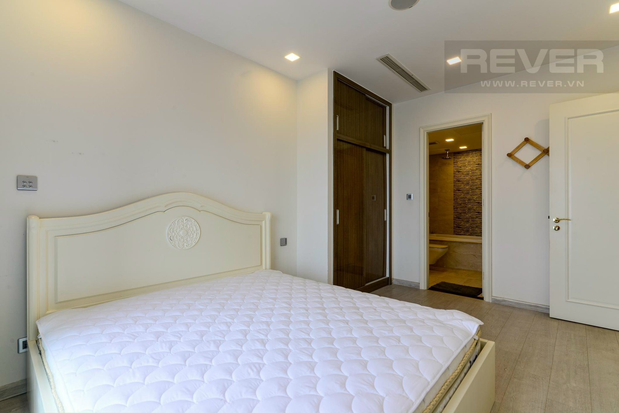 Cho thuê căn hộ 3PN Vinhomes Golden River Ba Son 100m2 nội thất sang trọng view thoáng giá tốt 30 tr/th .Lh 0906322053