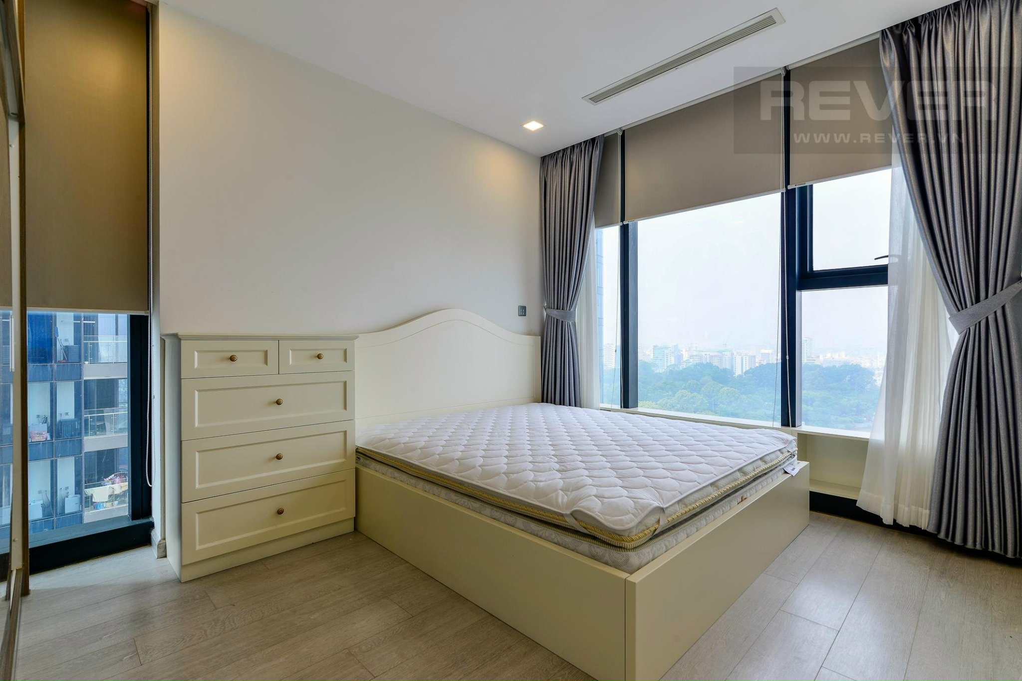 Cho thuê căn hộ 3PN Vinhomes Golden River Ba Son 100m2 nội thất sang trọng view thoáng giá tốt 30 tr/th .Lh 0906322053