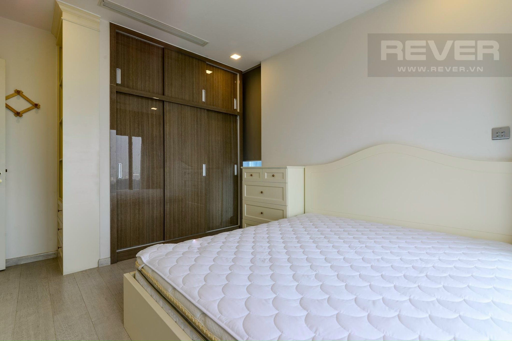 Cho thuê căn hộ 3PN Vinhomes Golden River Ba Son 100m2 nội thất sang trọng view thoáng giá tốt 30 tr/th .Lh 0906322053