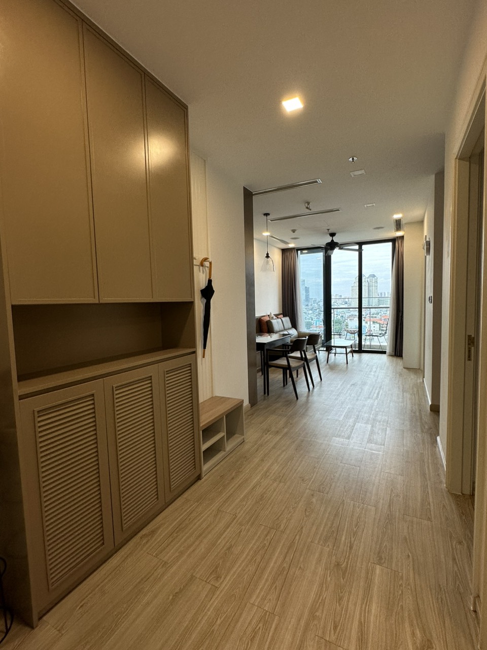 Cho Thuê gấp Căn hộ 2PN 72m2 Vinhomes Golden River Bason