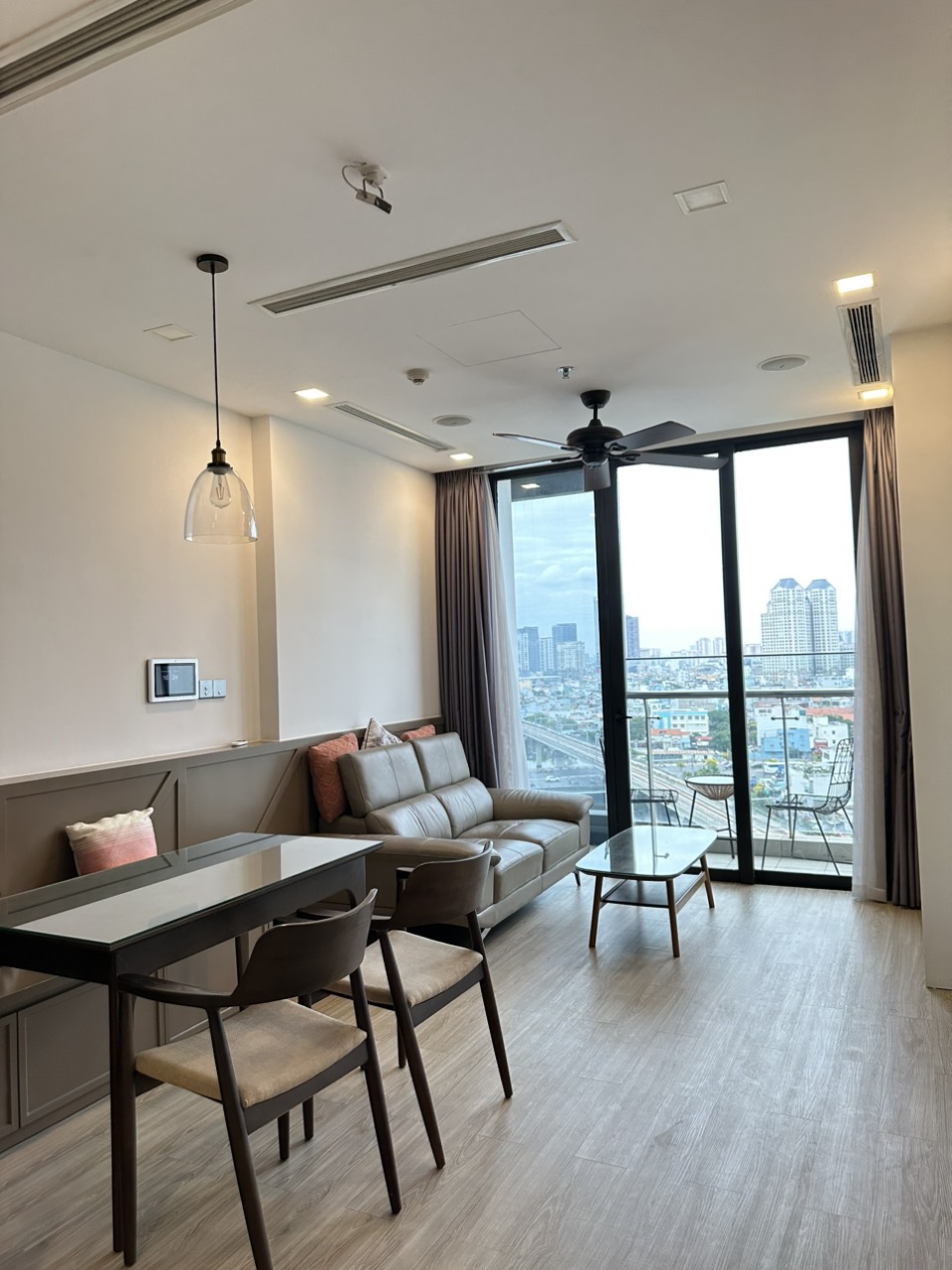 Cho Thuê gấp Căn hộ 2PN 72m2 Vinhomes Golden River Bason
