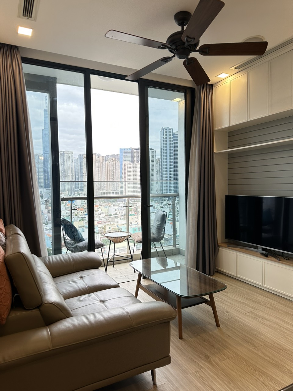 Cho Thuê gấp Căn hộ 2PN 72m2 Vinhomes Golden River Bason