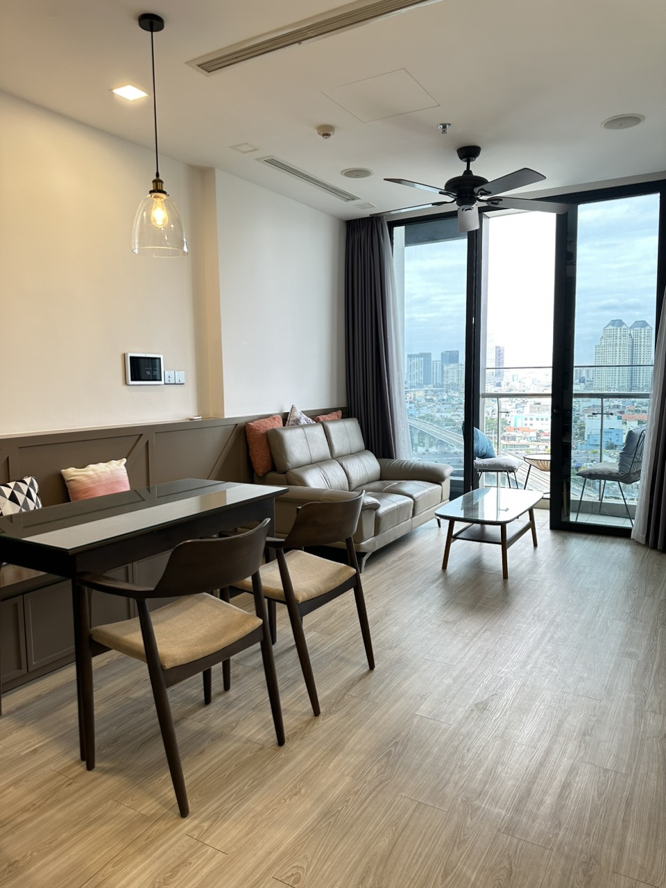 Cho Thuê gấp Căn hộ 2PN 72m2 Vinhomes Golden River Bason