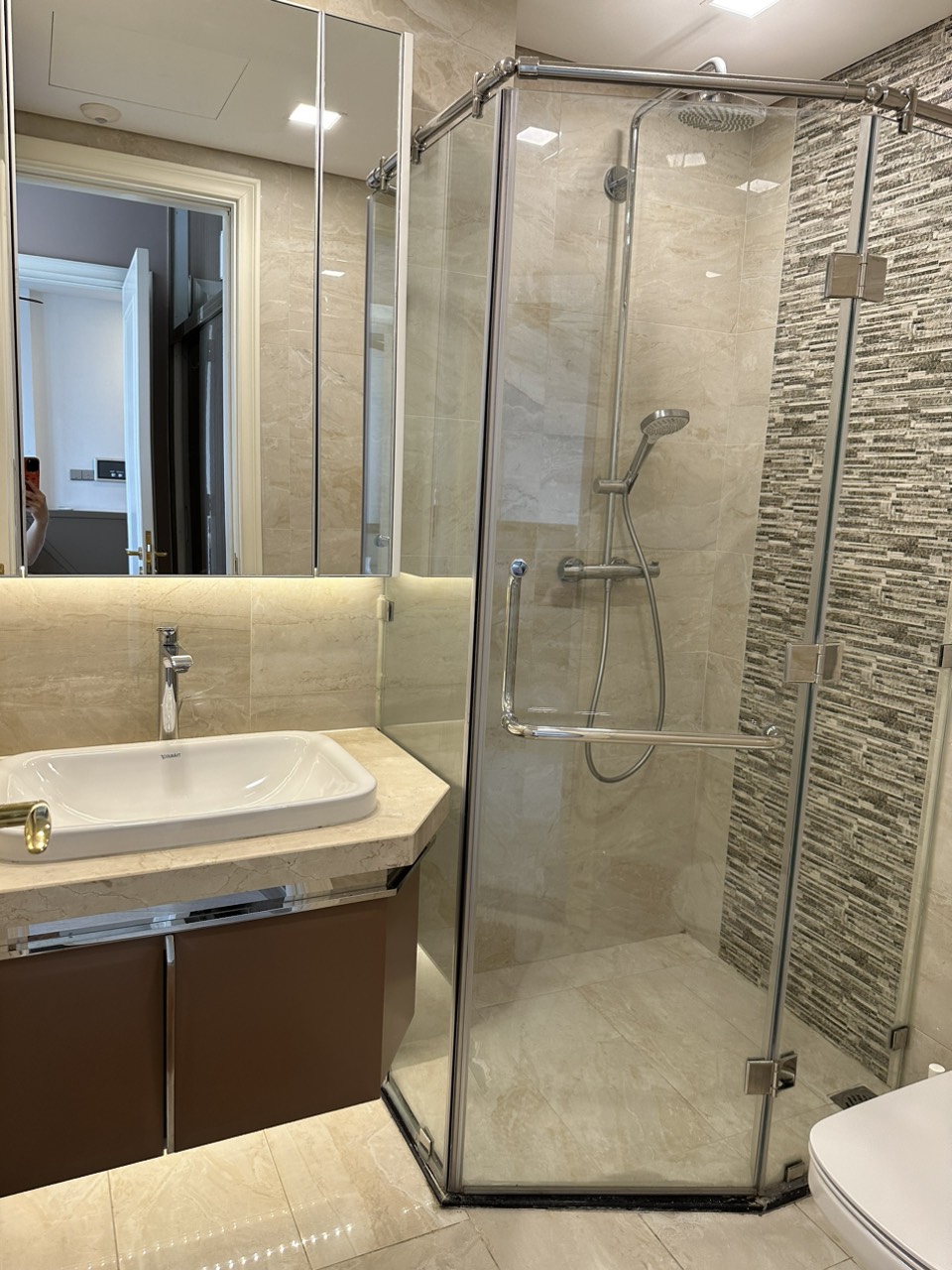 Cho Thuê gấp Căn hộ 2PN 72m2 Vinhomes Golden River Bason