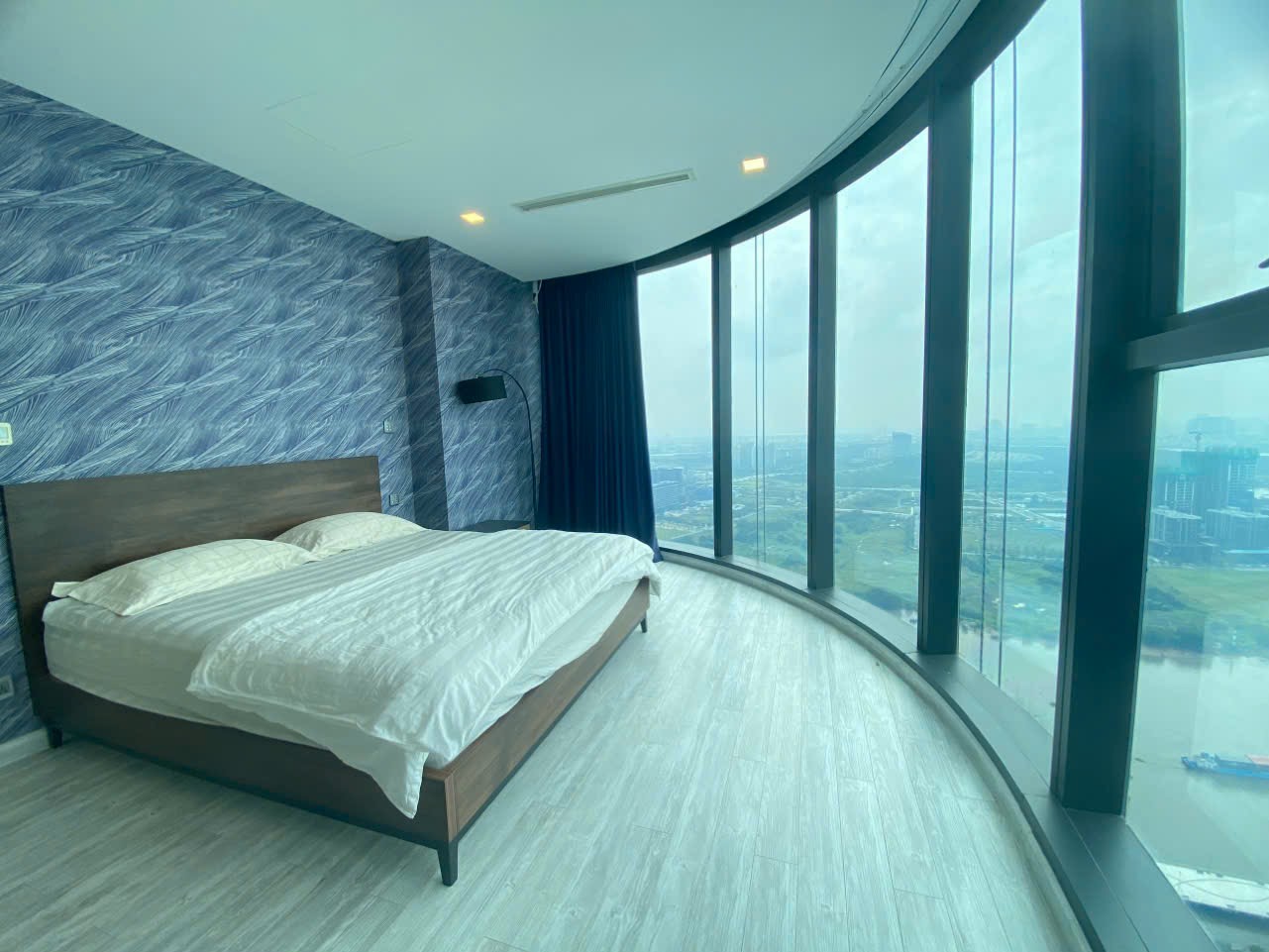 Chủ nhà cần cho thuê căn hộ cao cấp 4PN Vinhomes Golden River Bason-157m2-toà Aqua, giá 92 triệu.