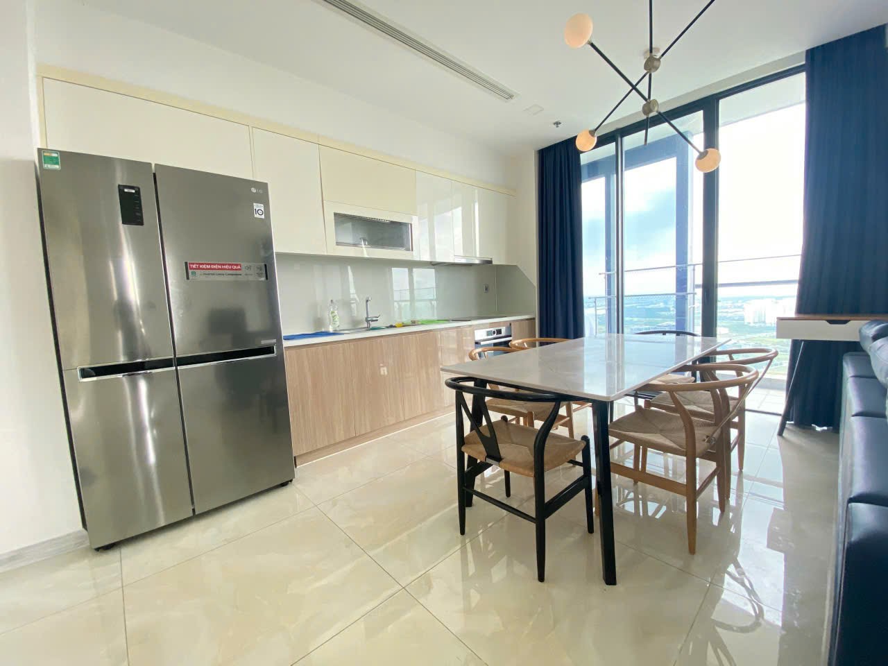 Chủ nhà cần cho thuê căn hộ cao cấp 4PN Vinhomes Golden River Bason-157m2-toà Aqua, giá 92 triệu.