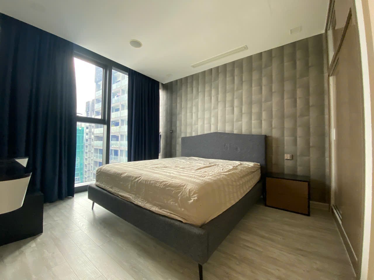 Chủ nhà cần cho thuê căn hộ cao cấp 4PN Vinhomes Golden River Bason-157m2-toà Aqua, giá 92 triệu.