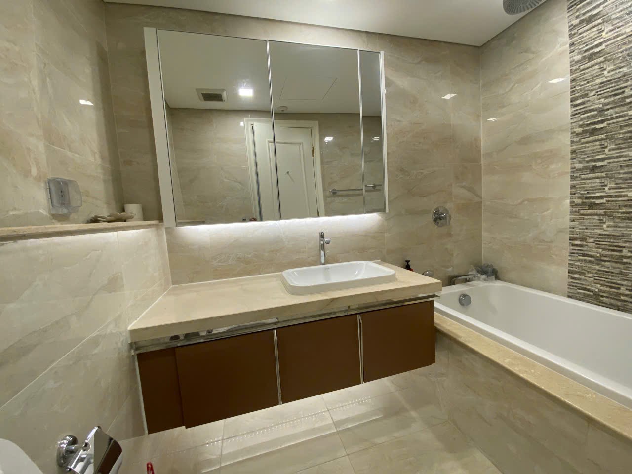 Chủ nhà cần cho thuê căn hộ cao cấp 4PN Vinhomes Golden River Bason-157m2-toà Aqua, giá 92 triệu.