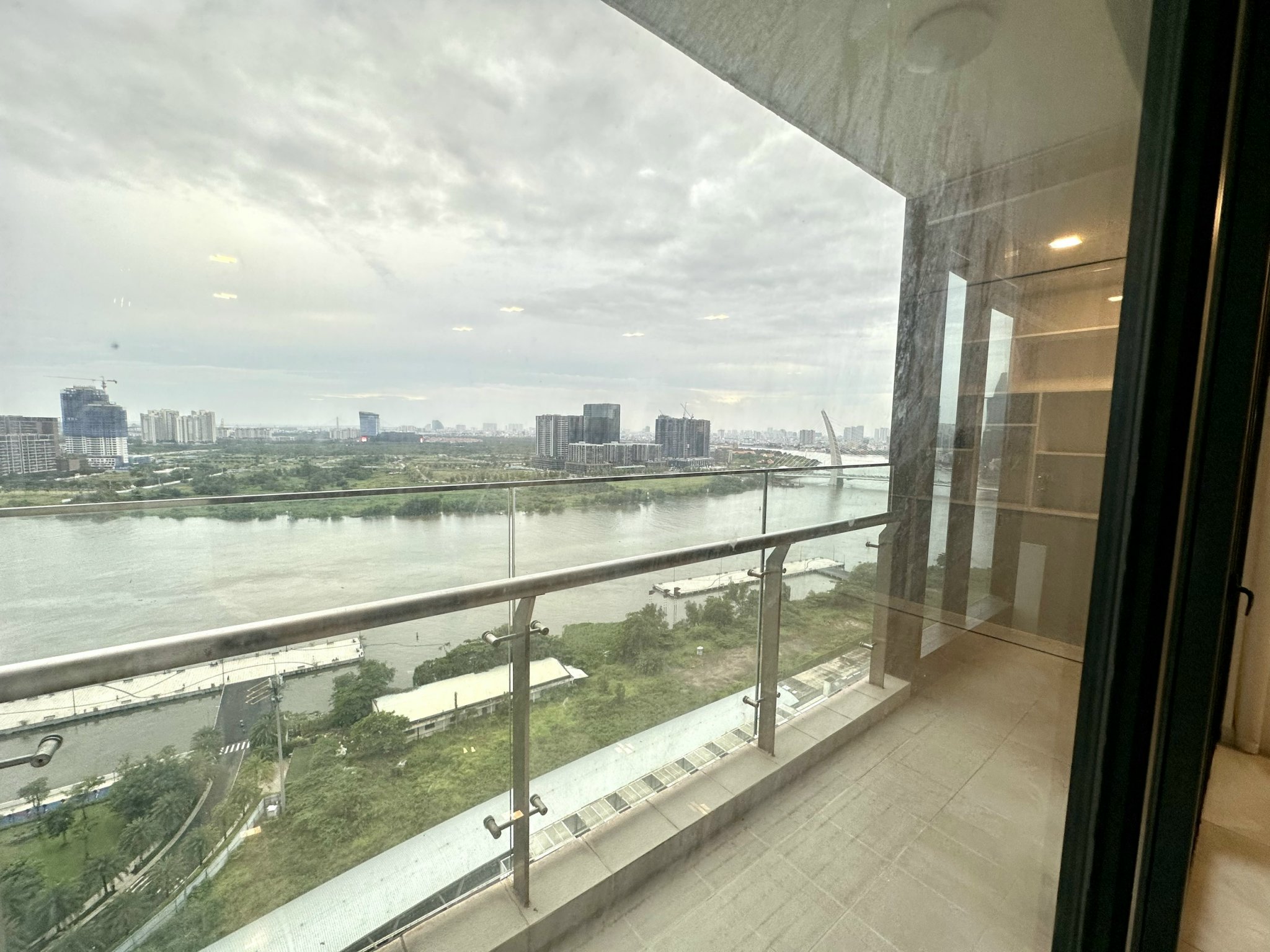 Cho thuê 3PN NTCB diện tích lớn 120m2,view sông Vinhomes Golden River Bason giá tốt