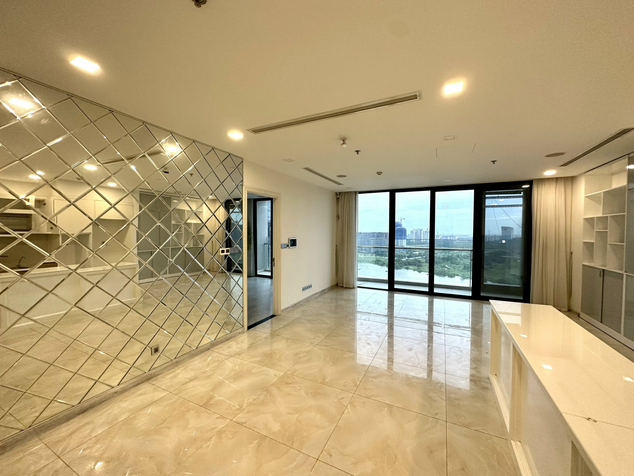 Cho thuê 3PN NTCB diện tích lớn 120m2,view sông Vinhomes Golden River Bason giá tốt