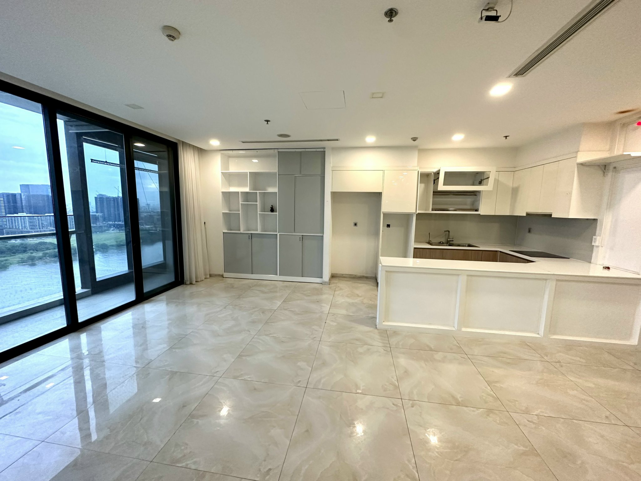 Cho thuê 3PN NTCB diện tích lớn 120m2,view sông Vinhomes Golden River Bason giá tốt