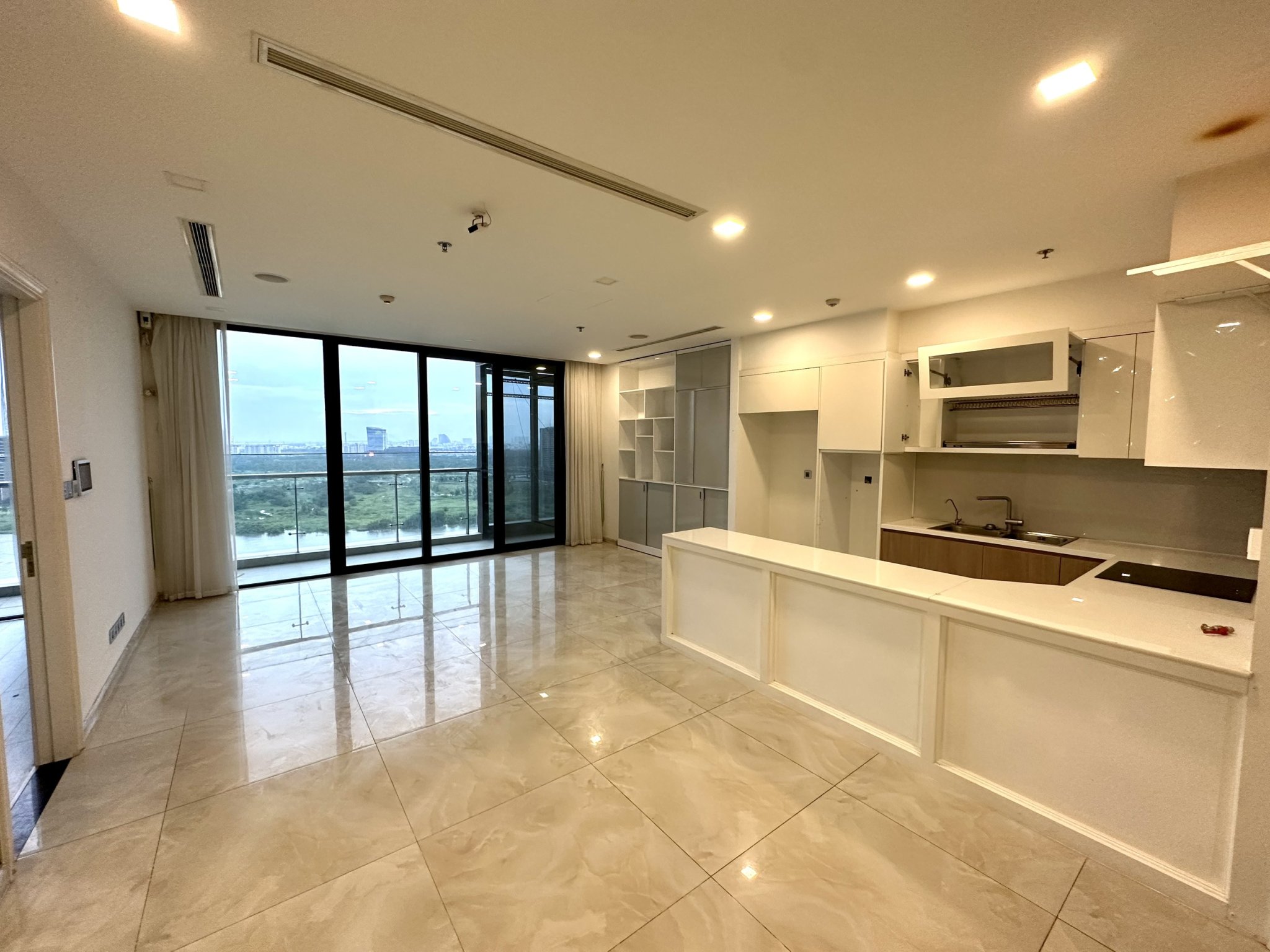 Cho thuê 3PN NTCB diện tích lớn 120m2,view sông Vinhomes Golden River Bason giá tốt