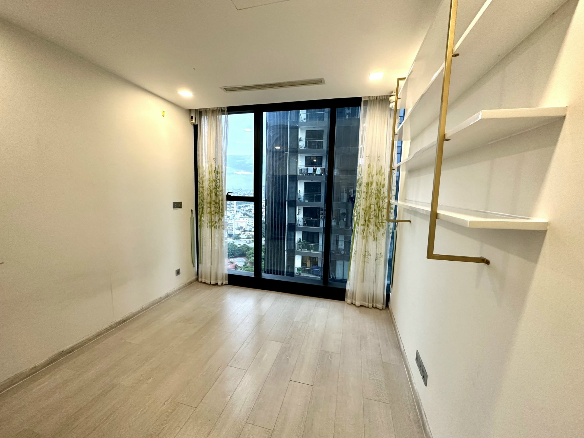 Cho thuê 3PN NTCB diện tích lớn 120m2,view sông Vinhomes Golden River Bason giá tốt