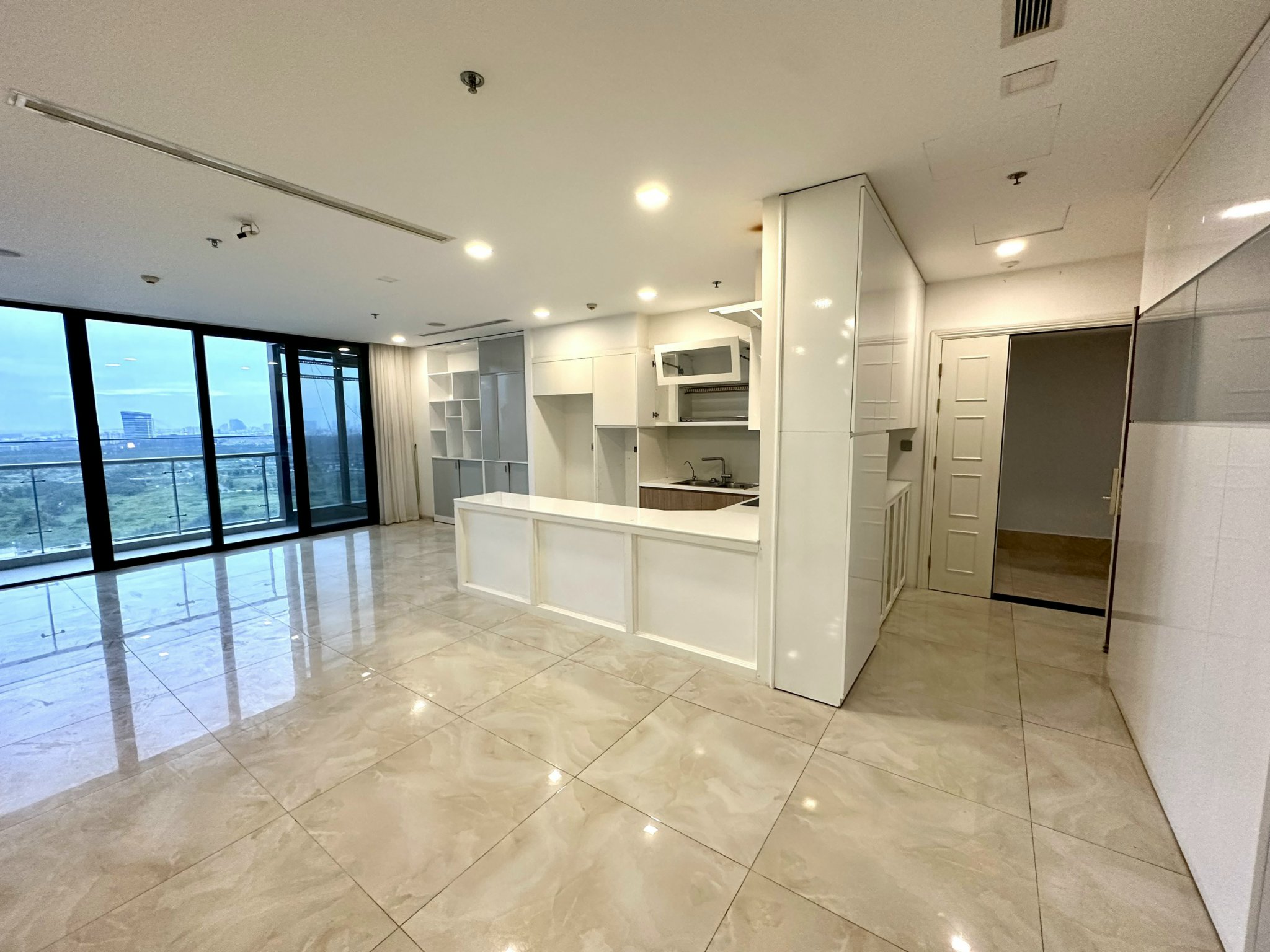 Cho thuê 3PN NTCB diện tích lớn 120m2,view sông Vinhomes Golden River Bason giá tốt