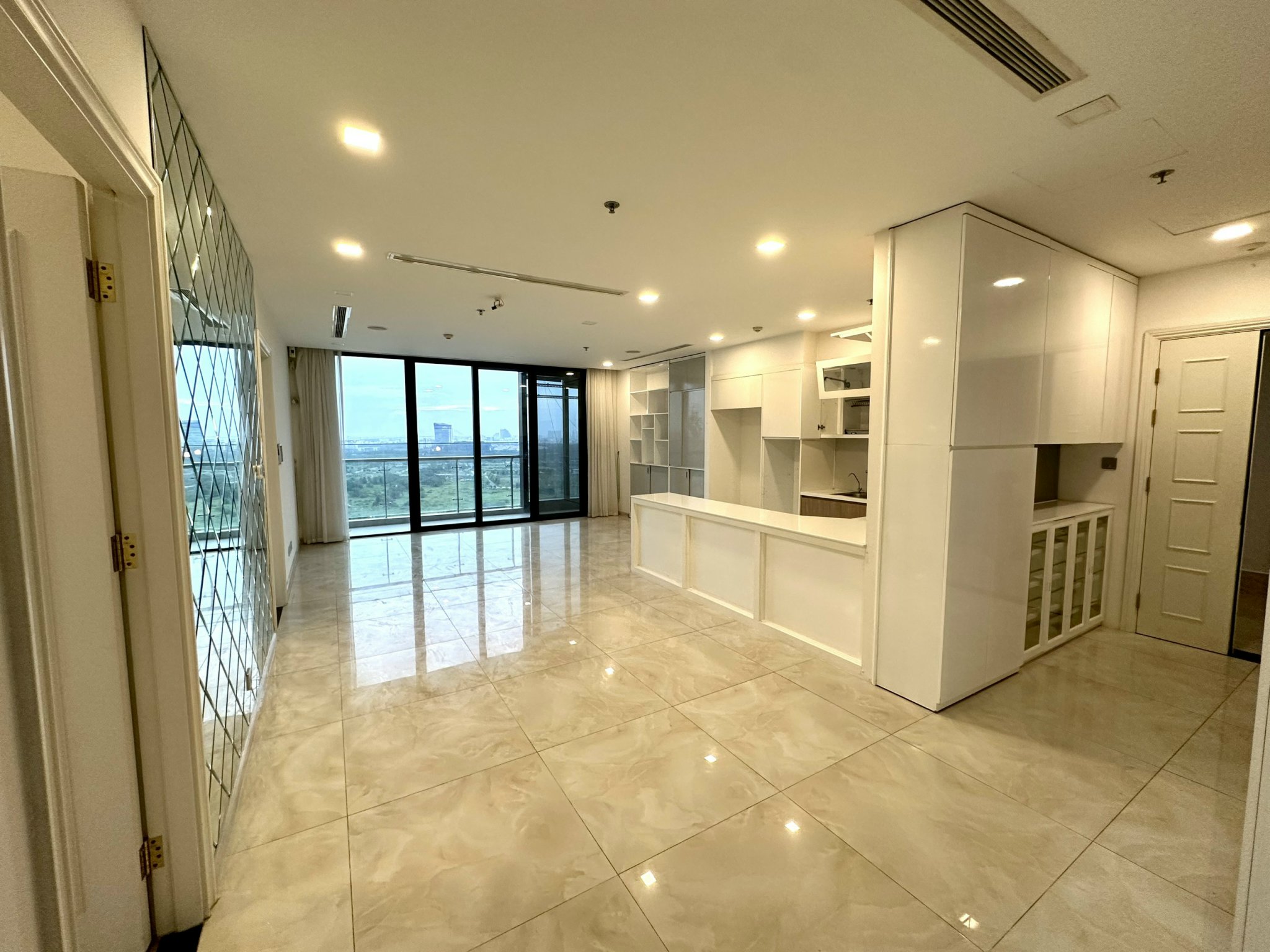 Cho thuê 3PN NTCB diện tích lớn 120m2,view sông Vinhomes Golden River Bason giá tốt
