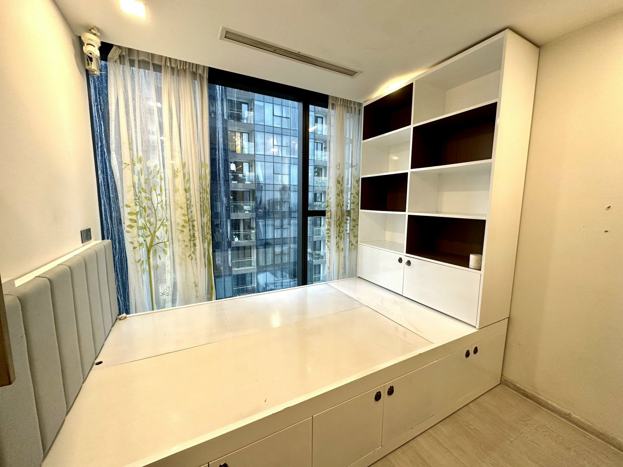 Cho thuê 3PN NTCB diện tích lớn 120m2,view sông Vinhomes Golden River Bason giá tốt