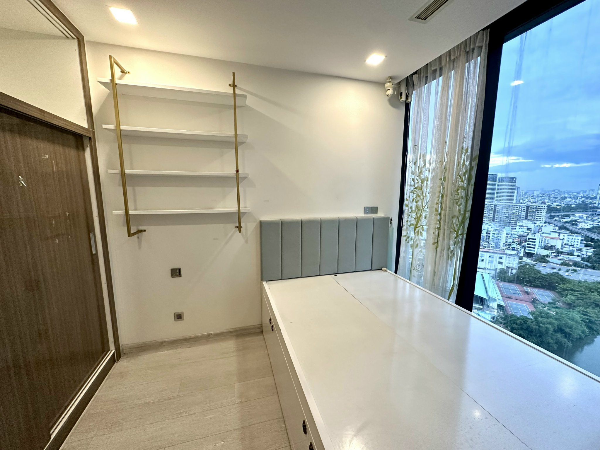 Cho thuê 3PN NTCB diện tích lớn 120m2,view sông Vinhomes Golden River Bason giá tốt