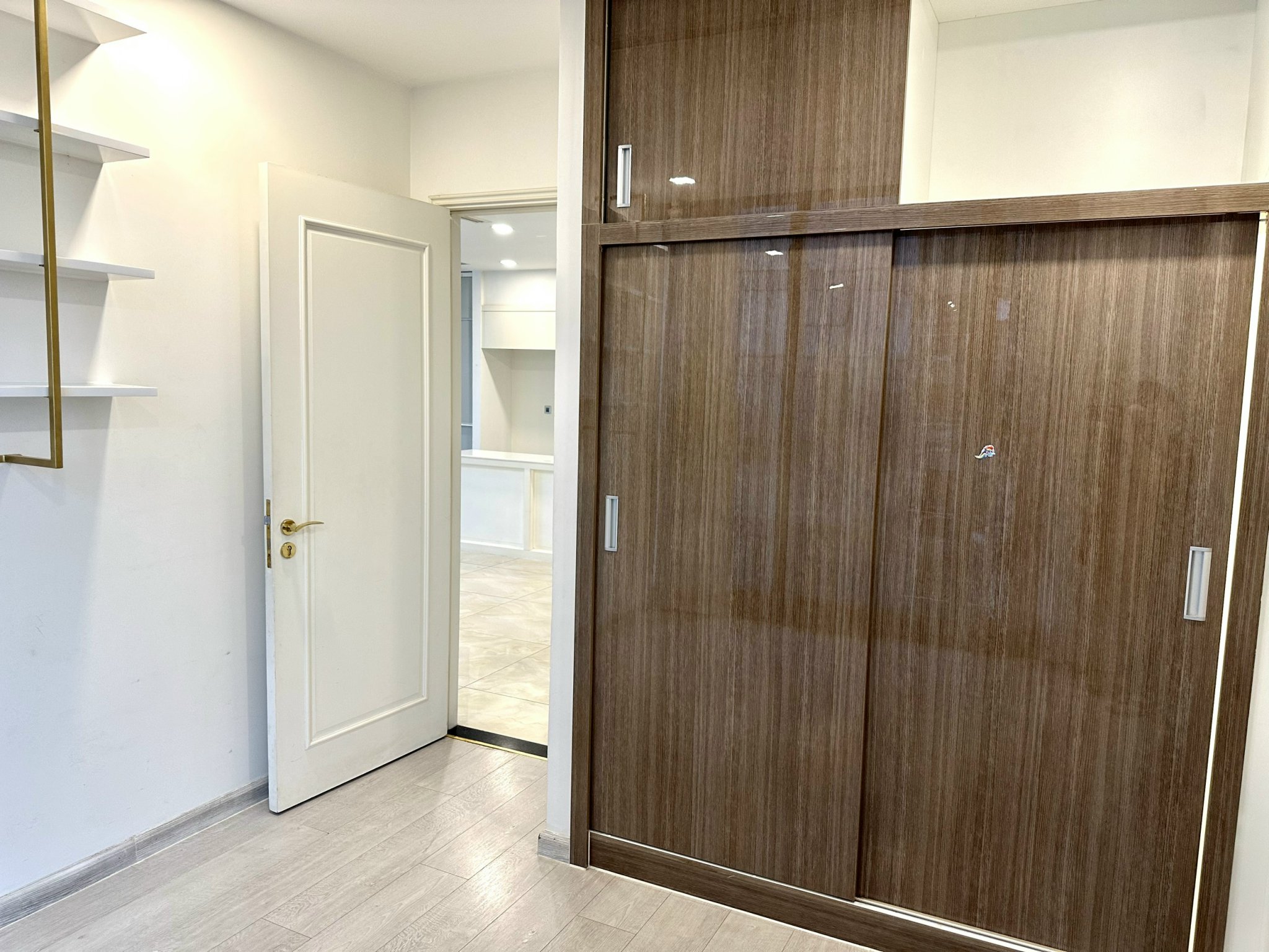 Cho thuê 3PN NTCB diện tích lớn 120m2,view sông Vinhomes Golden River Bason giá tốt