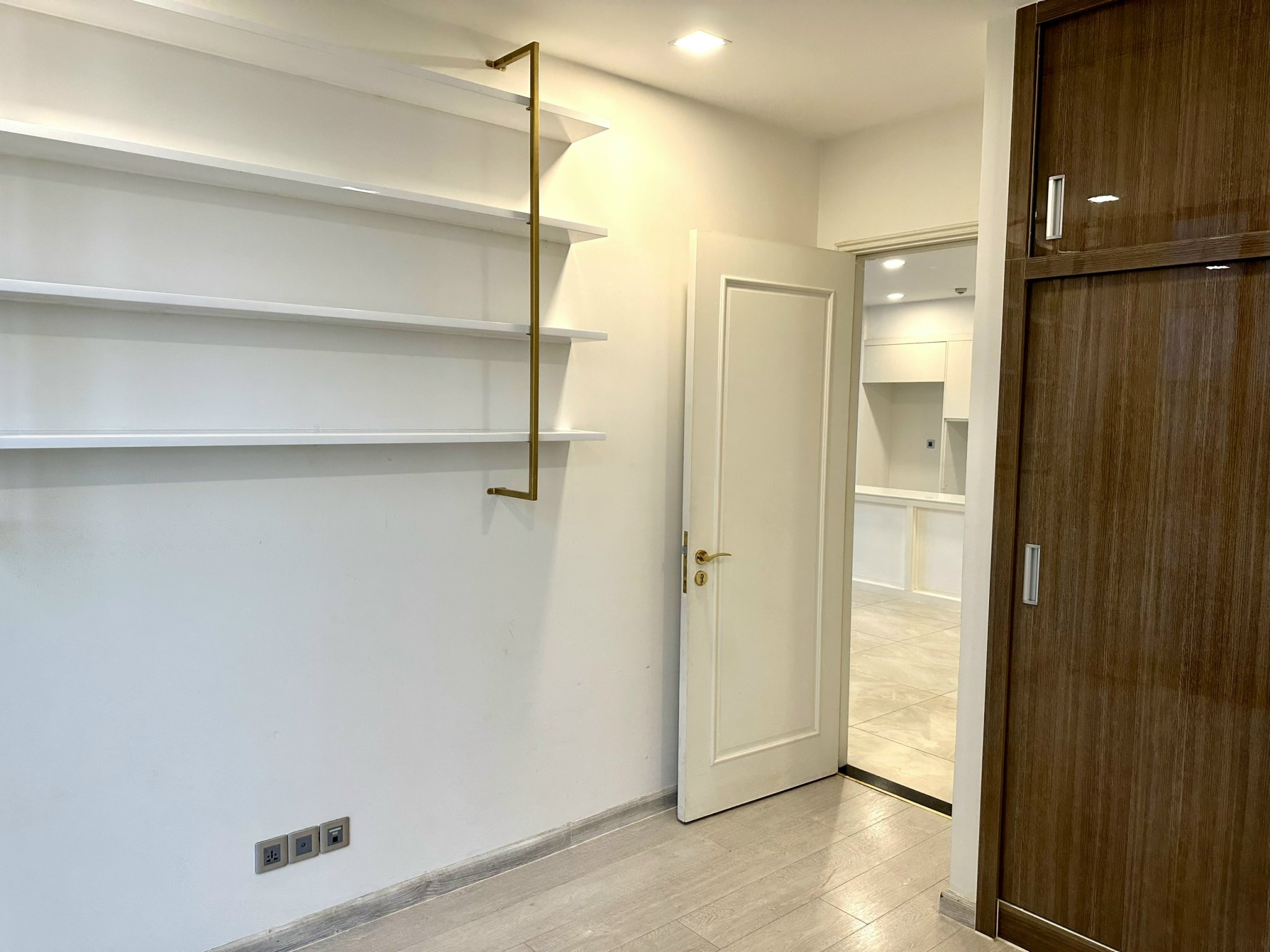 Cho thuê 3PN NTCB diện tích lớn 120m2,view sông Vinhomes Golden River Bason giá tốt