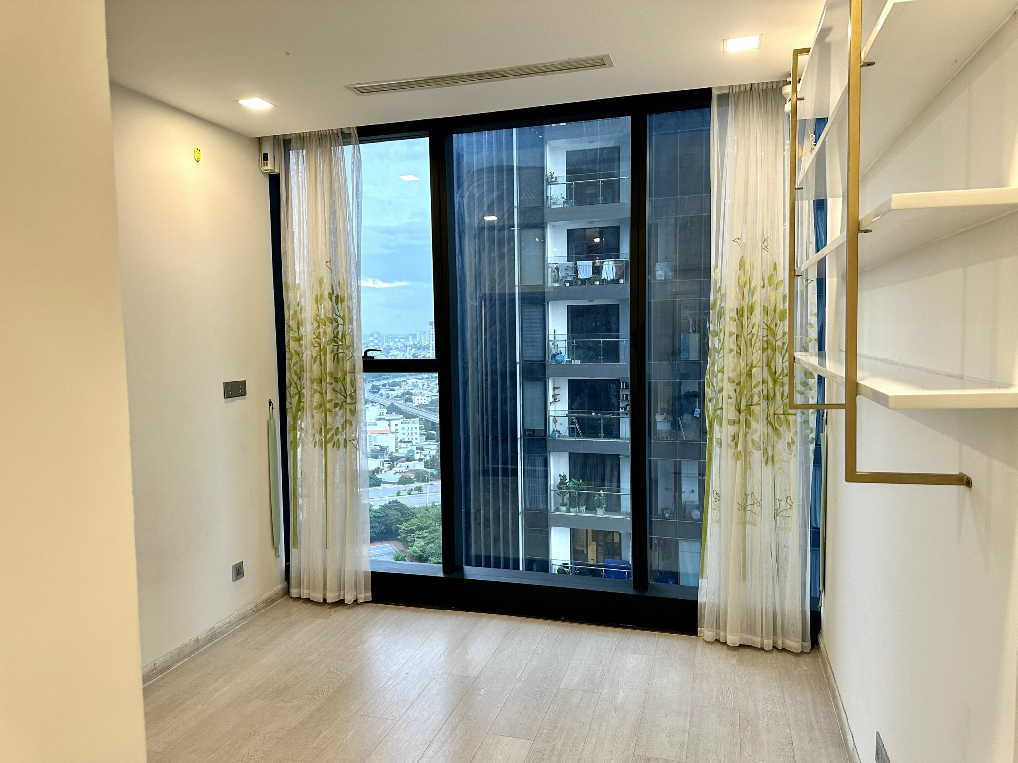 Cho thuê 3PN NTCB diện tích lớn 120m2,view sông Vinhomes Golden River Bason giá tốt