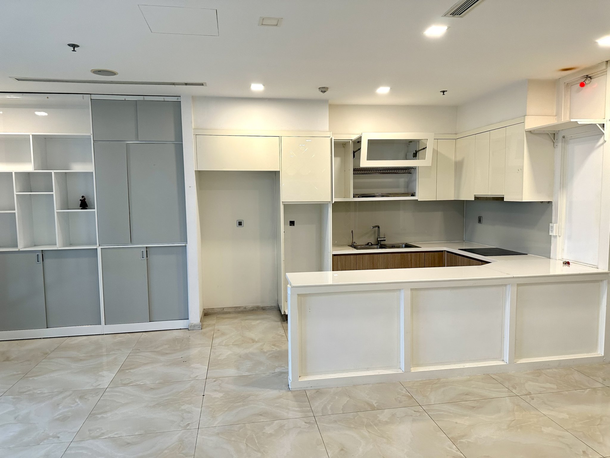 Cho thuê 3PN NTCB diện tích lớn 120m2,view sông Vinhomes Golden River Bason giá tốt
