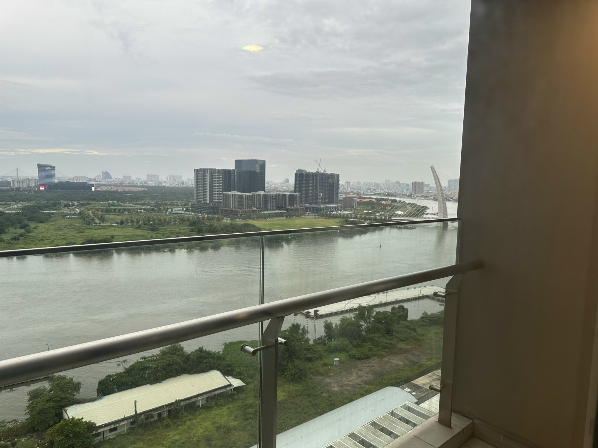 Cho thuê 3PN NTCB diện tích lớn 120m2,view sông Vinhomes Golden River Bason giá tốt