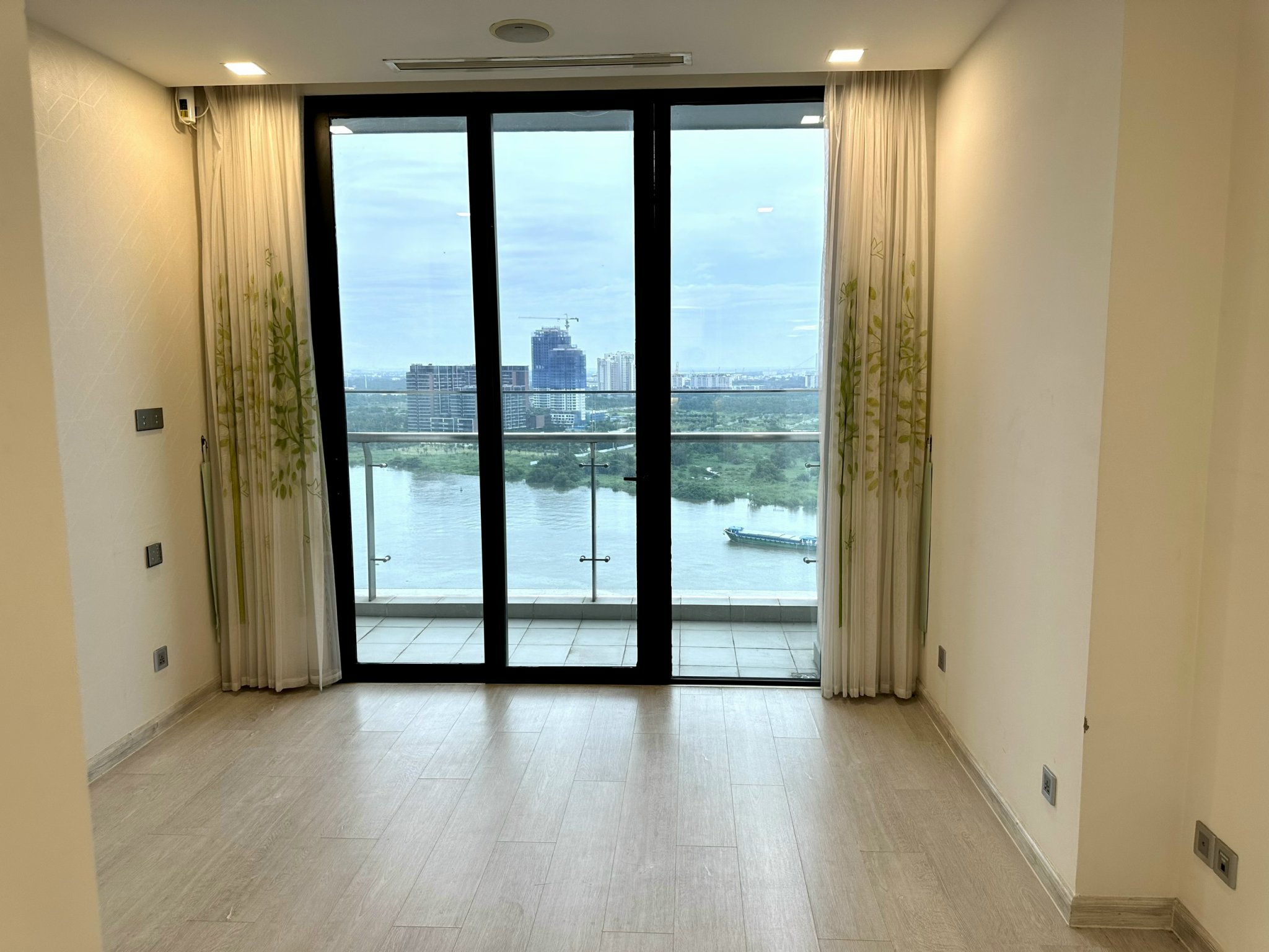Cho thuê 3PN NTCB diện tích lớn 120m2,view sông Vinhomes Golden River Bason giá tốt