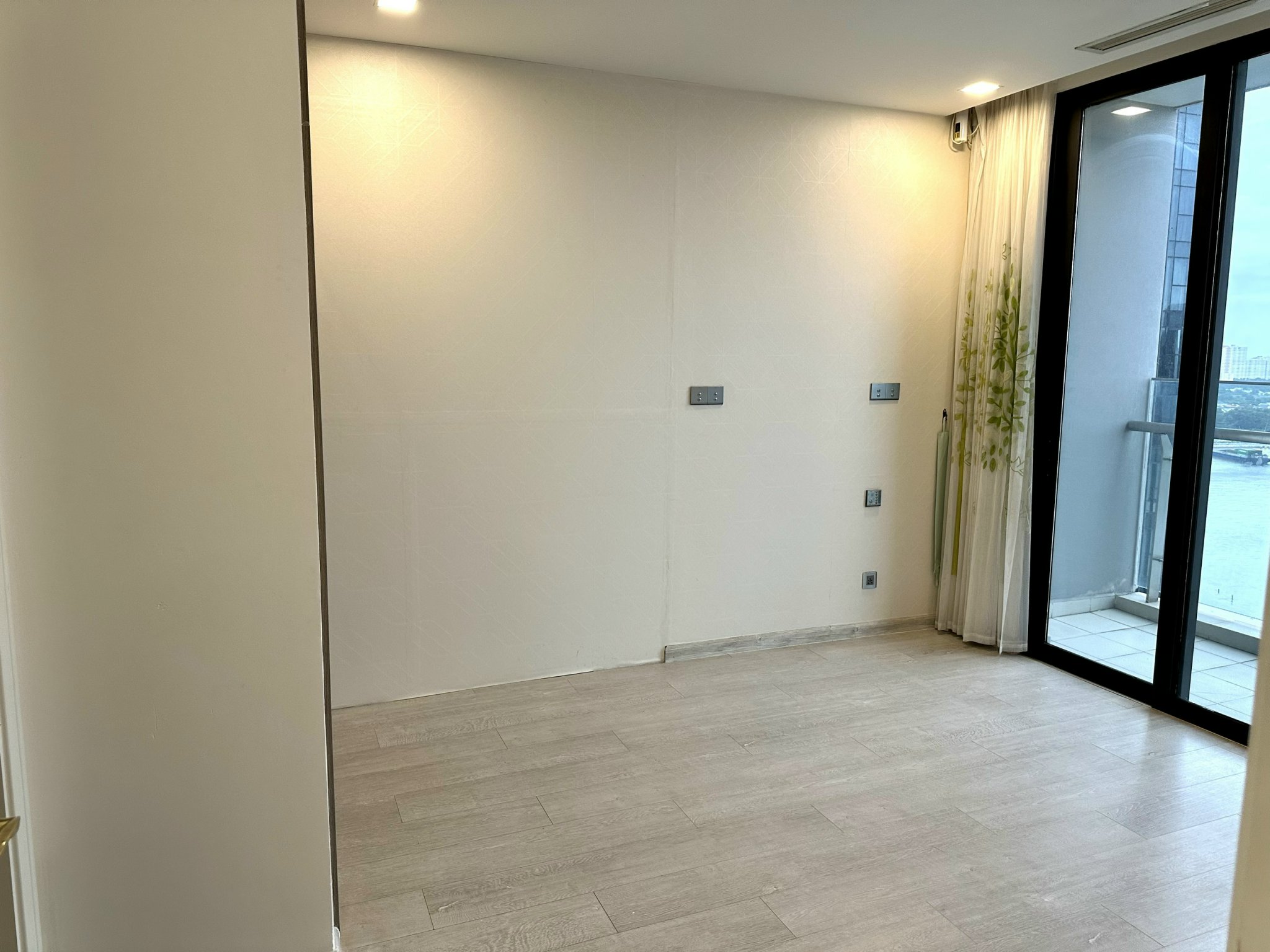 Cho thuê 3PN NTCB diện tích lớn 120m2,view sông Vinhomes Golden River Bason giá tốt