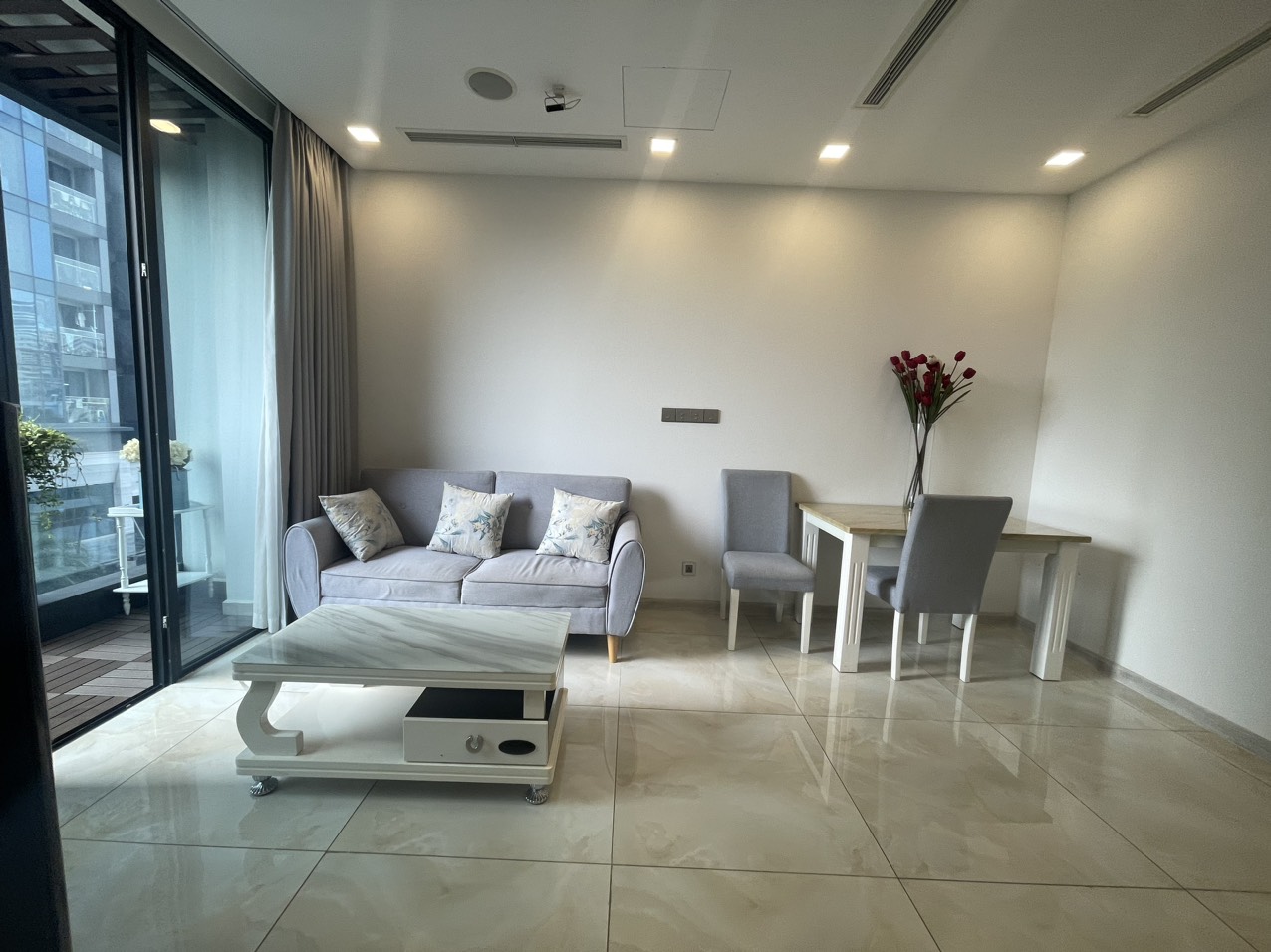 Hot Vinhomes Golden River Bason 2PN full nội thất ,tầng thấp giá chỉ 22 tr/th