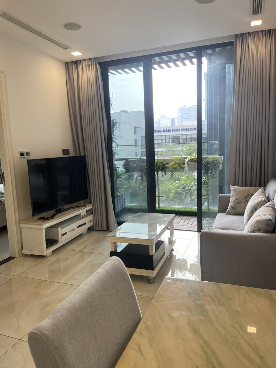 Hot Vinhomes Golden River Bason 2PN full nội thất ,tầng thấp giá chỉ 22 tr/th