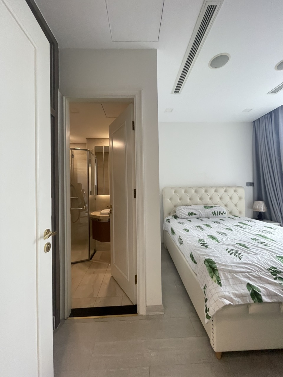 Hot Vinhomes Golden River Bason 2PN full nội thất ,tầng thấp giá chỉ 22 tr/th