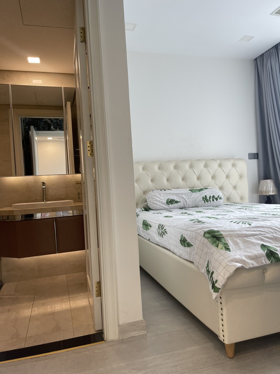 Hot Vinhomes Golden River Bason 2PN full nội thất ,tầng thấp giá chỉ 22 tr/th