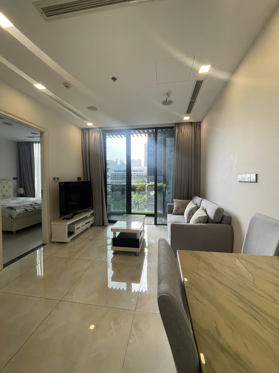 Hot Vinhomes Golden River Bason 2PN full nội thất ,tầng thấp giá chỉ 22 tr/th