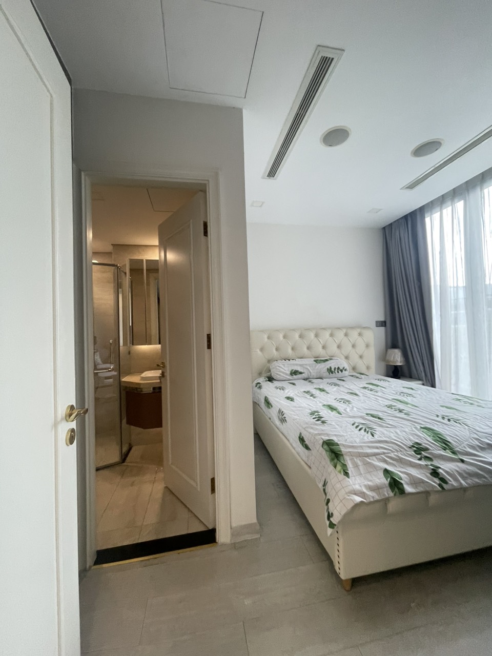 Hot Vinhomes Golden River Bason 2PN full nội thất ,tầng thấp giá chỉ 22 tr/th