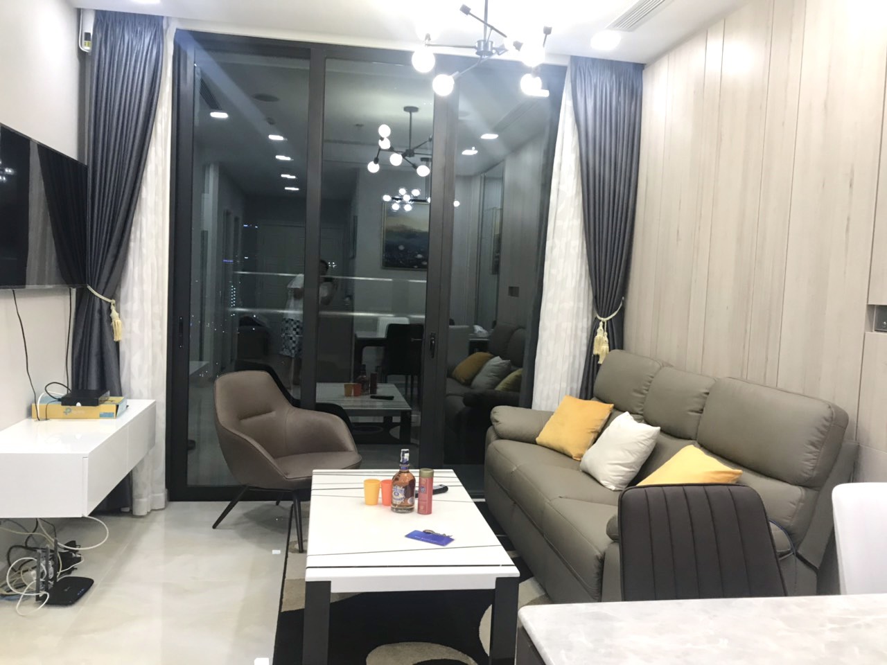 Căn hộ 2PN -2WC view Bitexco Vinhomes Golden River cho thuê