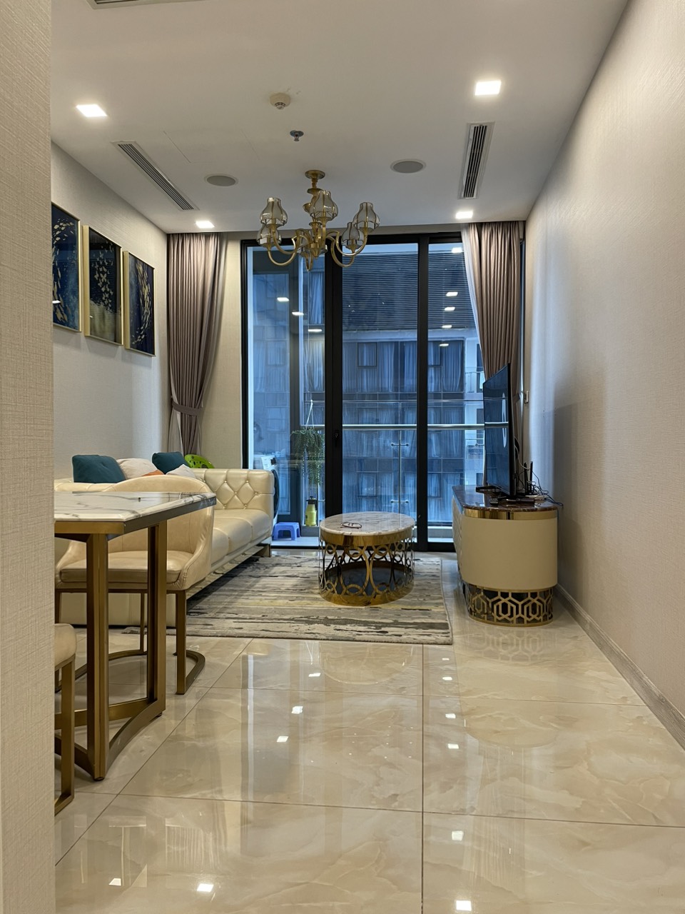 Cho thuê căn hộ Vinhomes Golden River, 1PN, giá chỉ 18 triệu/tháng như hình