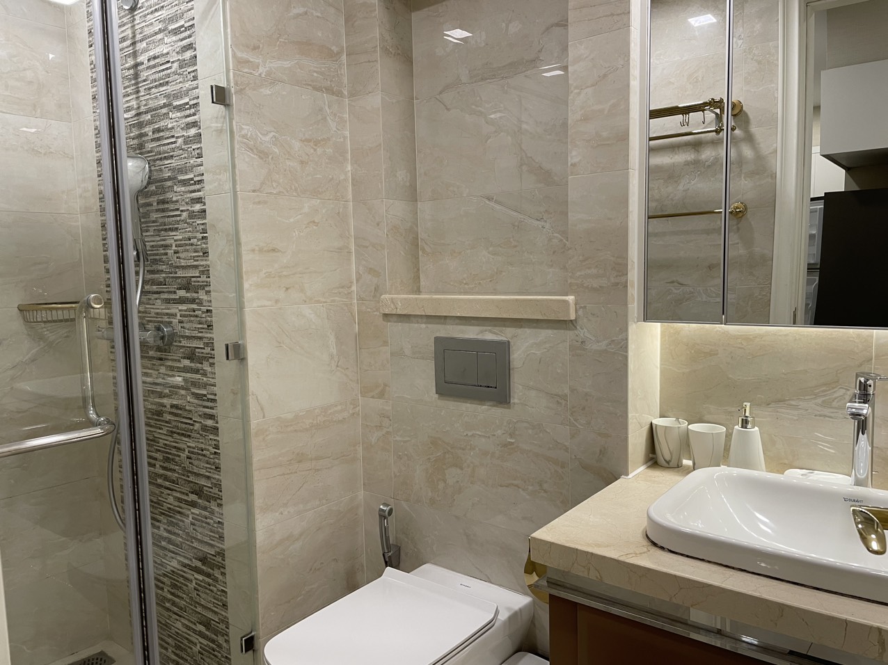 Cho thuê căn hộ Vinhomes Golden River, 1PN, giá chỉ 18 triệu/tháng như hình